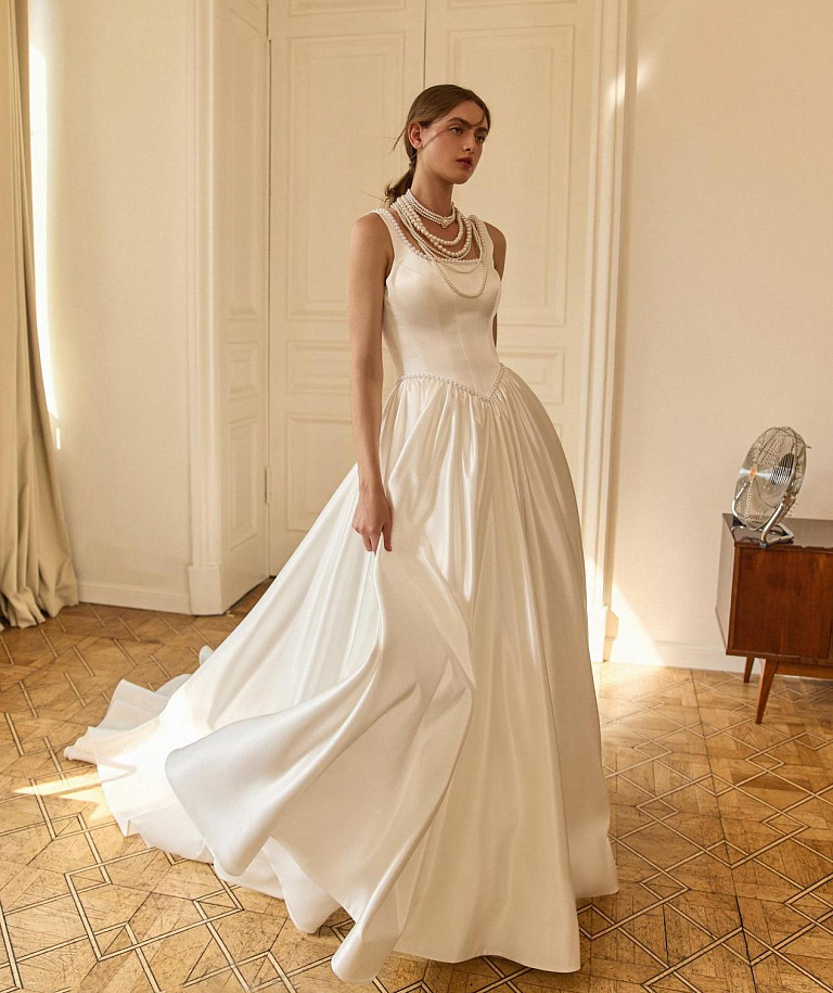 Пышное атласное свадебное платье-принцесса