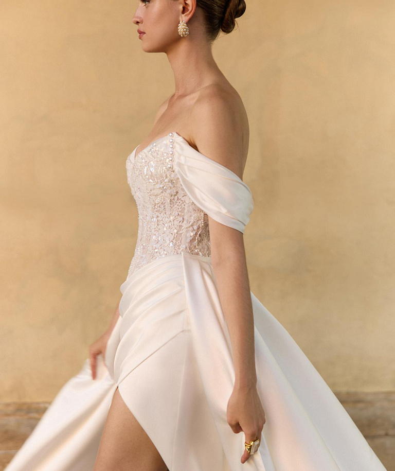 Свадебное платье русалка с атласной юбкой и кружевным корсетом