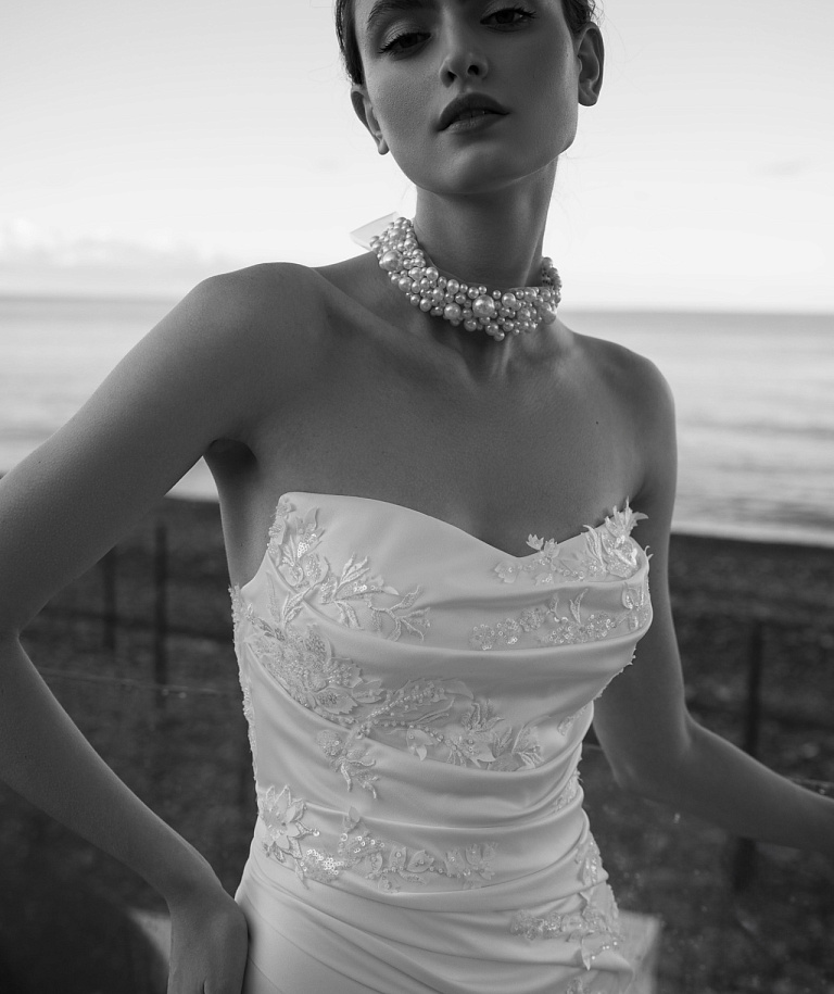 Атласное свадебное платье с кружевным декором