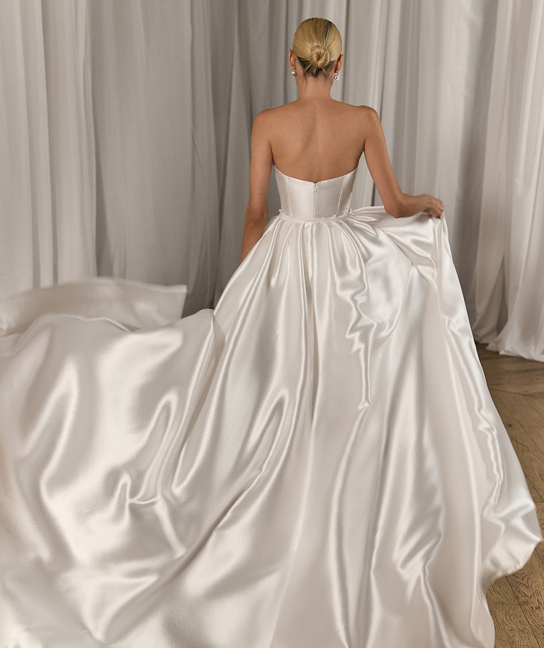 Элегантное платье из микадо с декором из цветов и съемным шлейфом