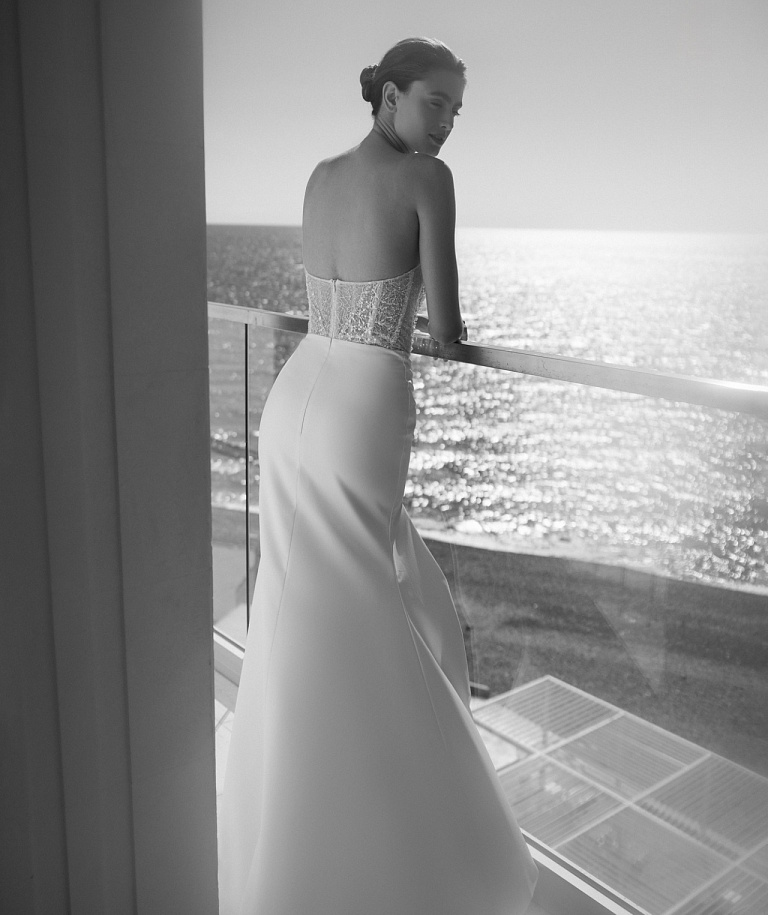 Свадебное платье с атласной юбкой и жемчужным корсетом