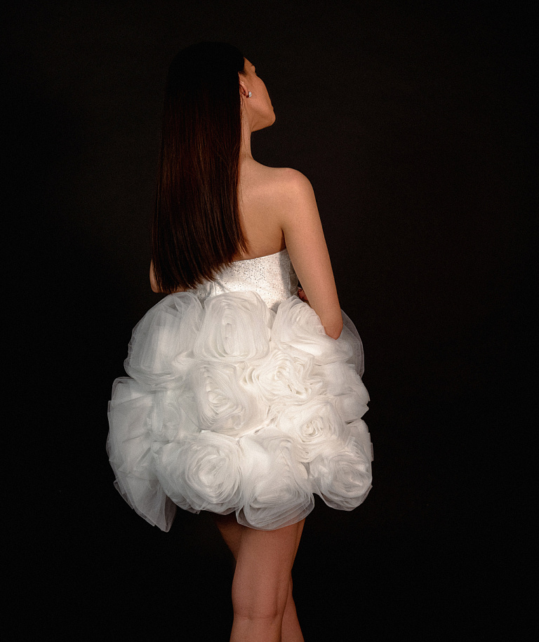 Свадебное платье с пышной короткой юбкой из роз