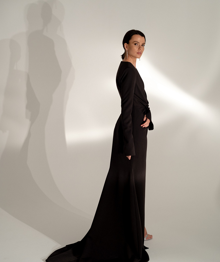 Чёрное вечернее платье с декольте