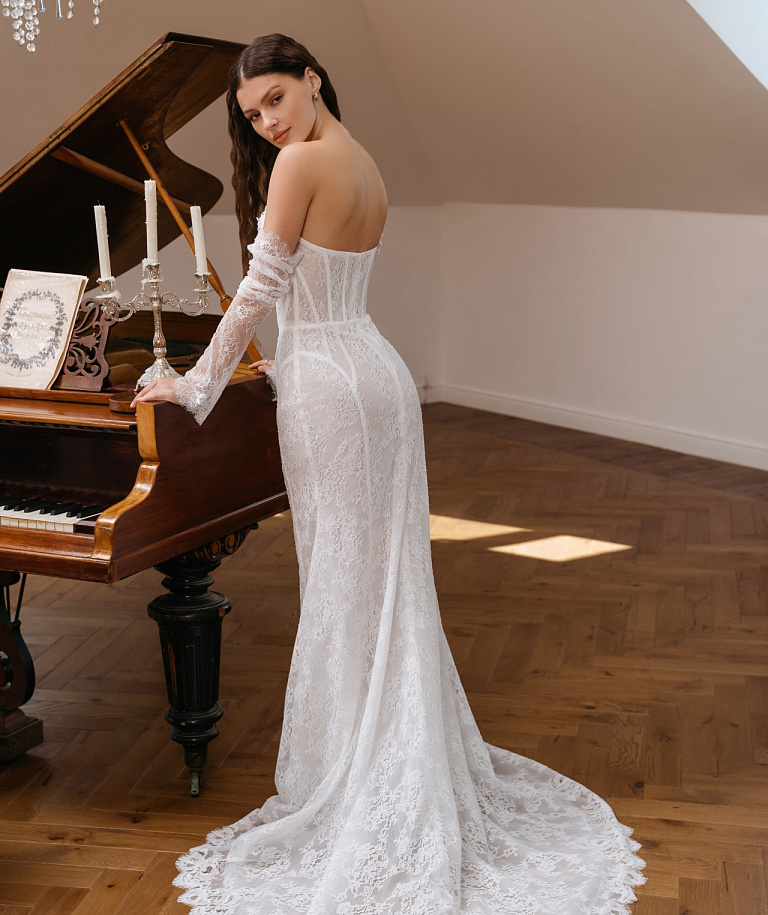 Кружевное свадебное платье c с декором из бус по корсету