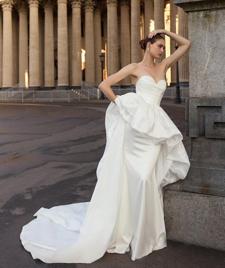Стильное свадебное платье с необычной юбкой
