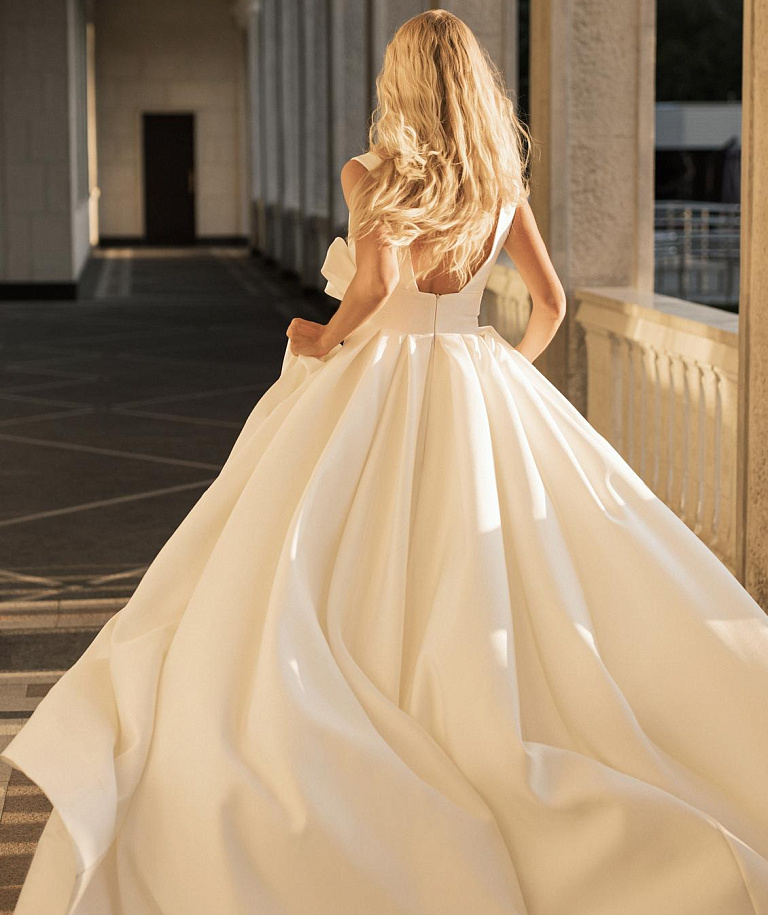 Атласное свадебное платье с бантом