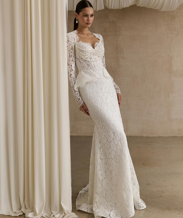 Кружевное свадебное платье с баской