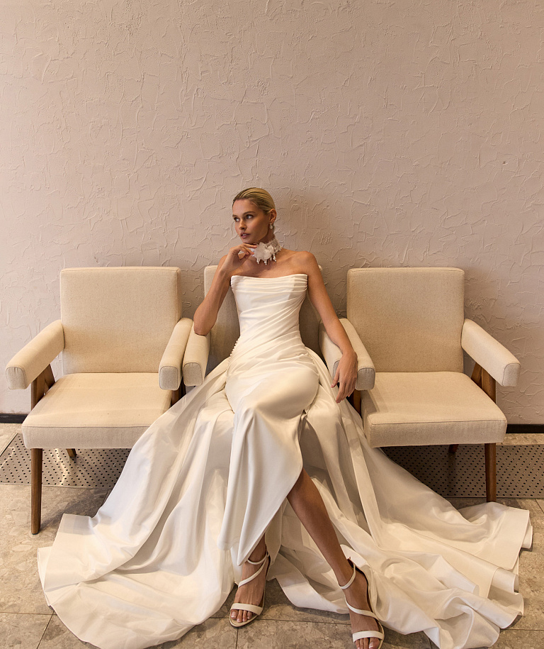 Атласное свадебное платье-русалка со съемным шлейфом и драпировкой на корсете