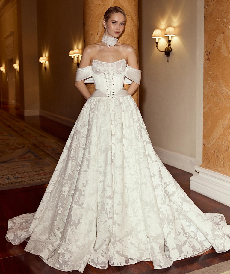 Роскошное свадебное платье из авторского кружева