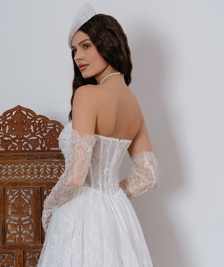 Роскошное кружевное свадебное платье с диснеевским корсетом