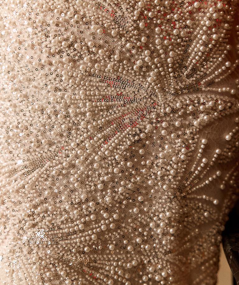 Роскошное облегающее свадебное платье с открытыми плечами