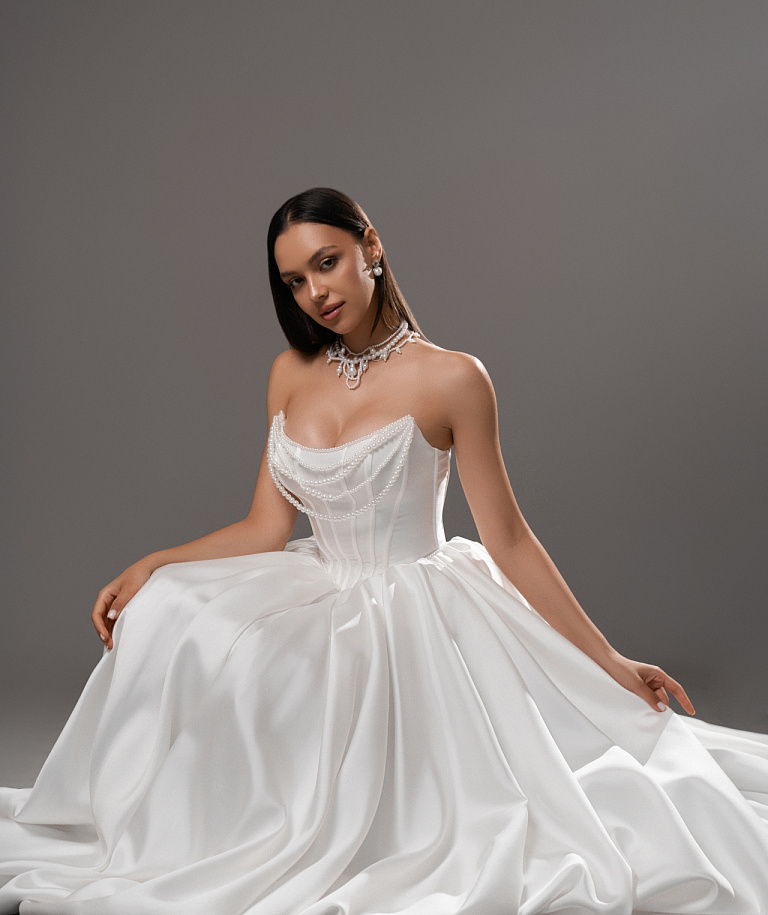 Атласное свадебное платье с корсетом в стиле принцесса