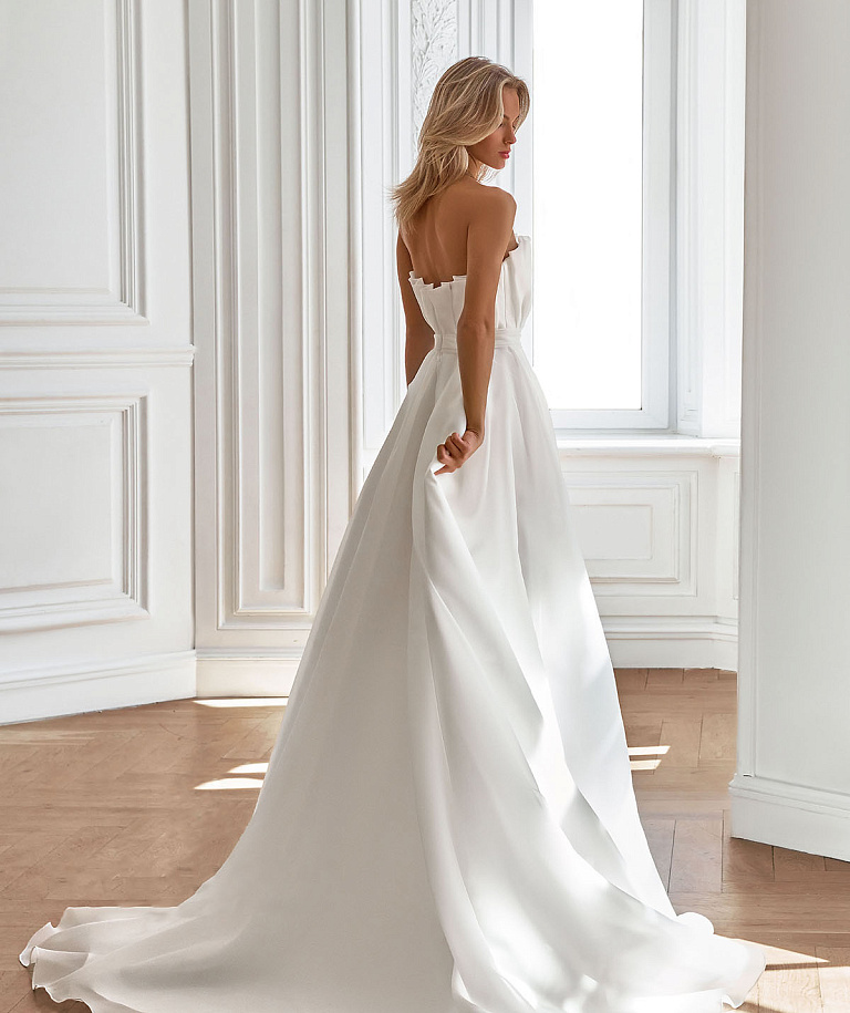 Шифоновое свадебное платье с драпировкой