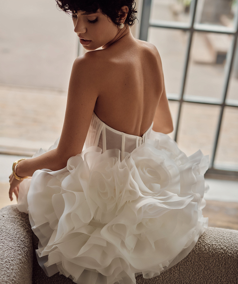 Свадебное платье мини с пышной юбкой из цветов