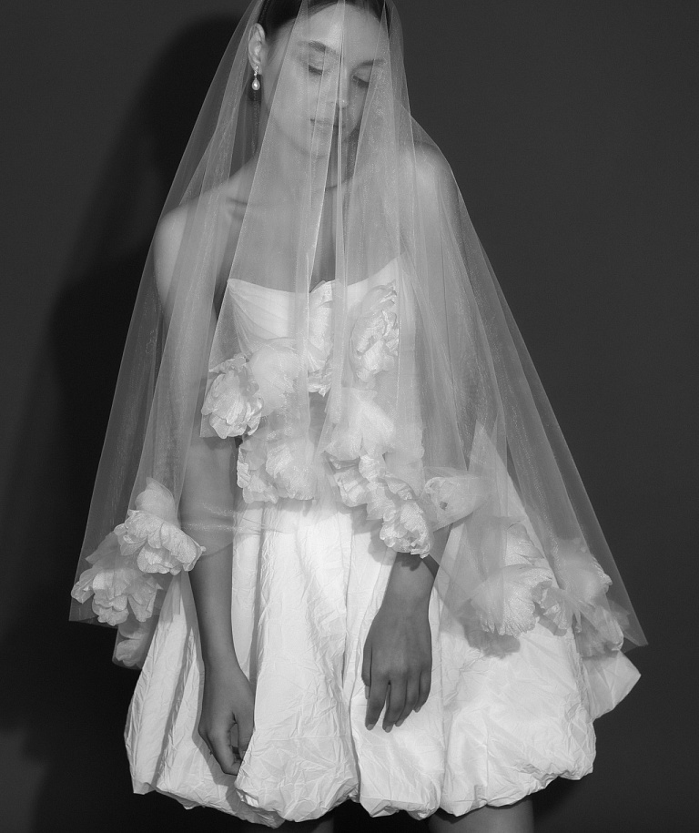 Стильное короткое свадебное платье из тафты