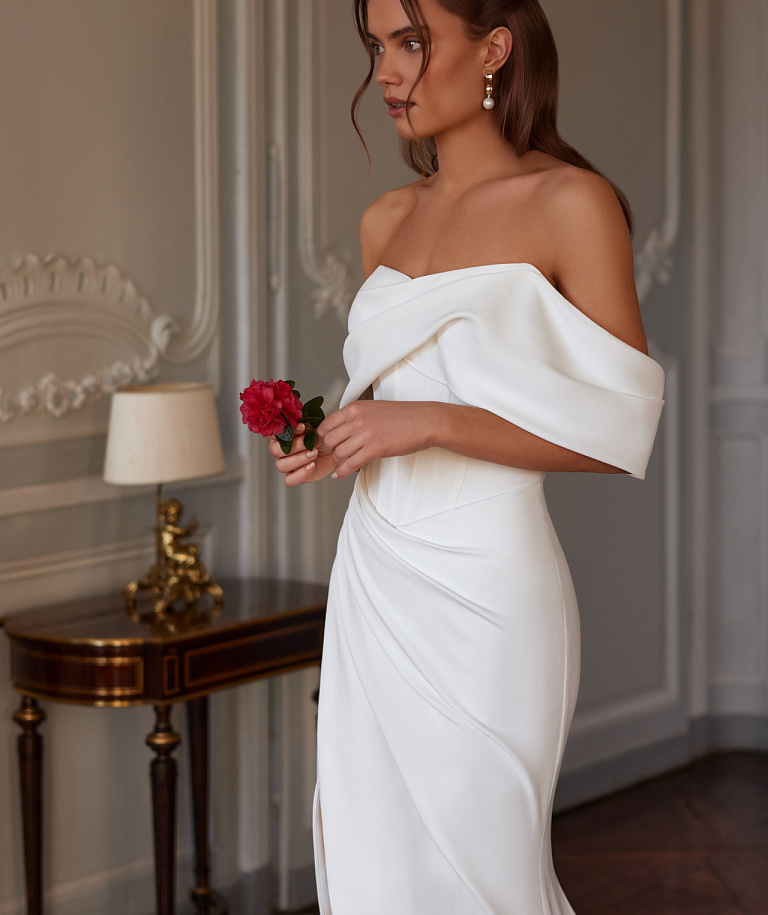 Лакониченое свадебное платье на корсете