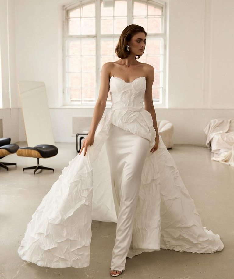 Стильный свадебный комплект со съемным шлейфом из дизайнерской ткани