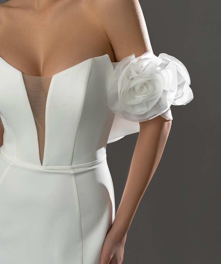 Утонченное платье со съемной цветочной перелиной