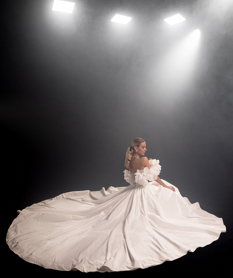 Роскошное свадебное платье силуэта принцесса