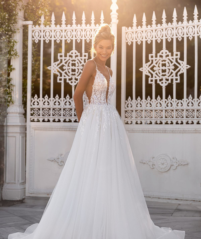 Сверкающее платье с декольте и открытой спиной