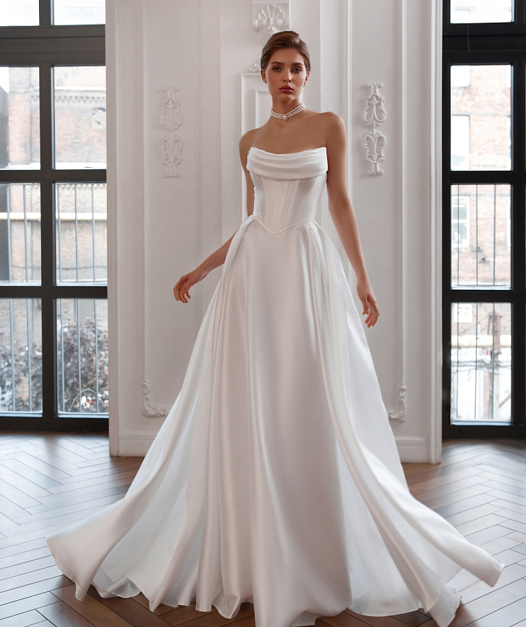 Атласное свадебное платье с диснеевским корсетом