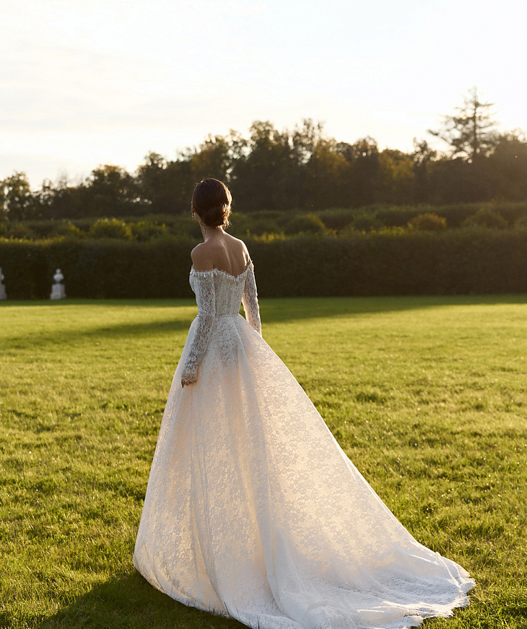 Кружевное свадебное платье с жемчугом