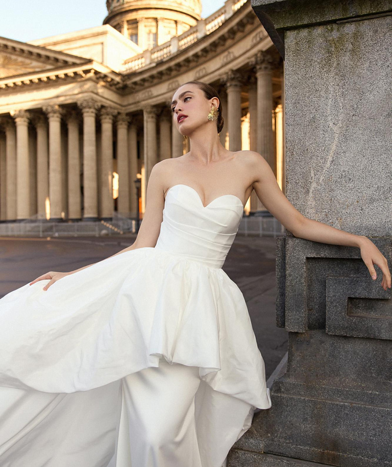 Стильное свадебное платье с необычной юбкой