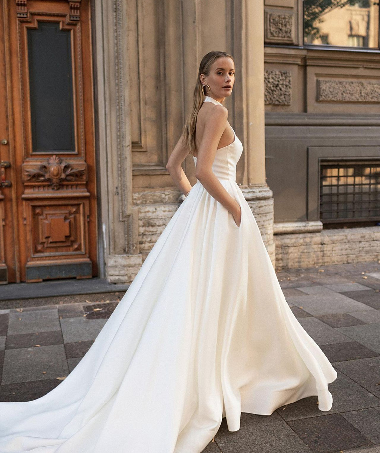 Атласное свадебное платье с воротником-стойка