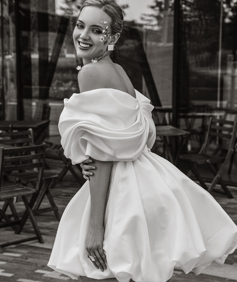 Свадебное платье мини силуэта баллон