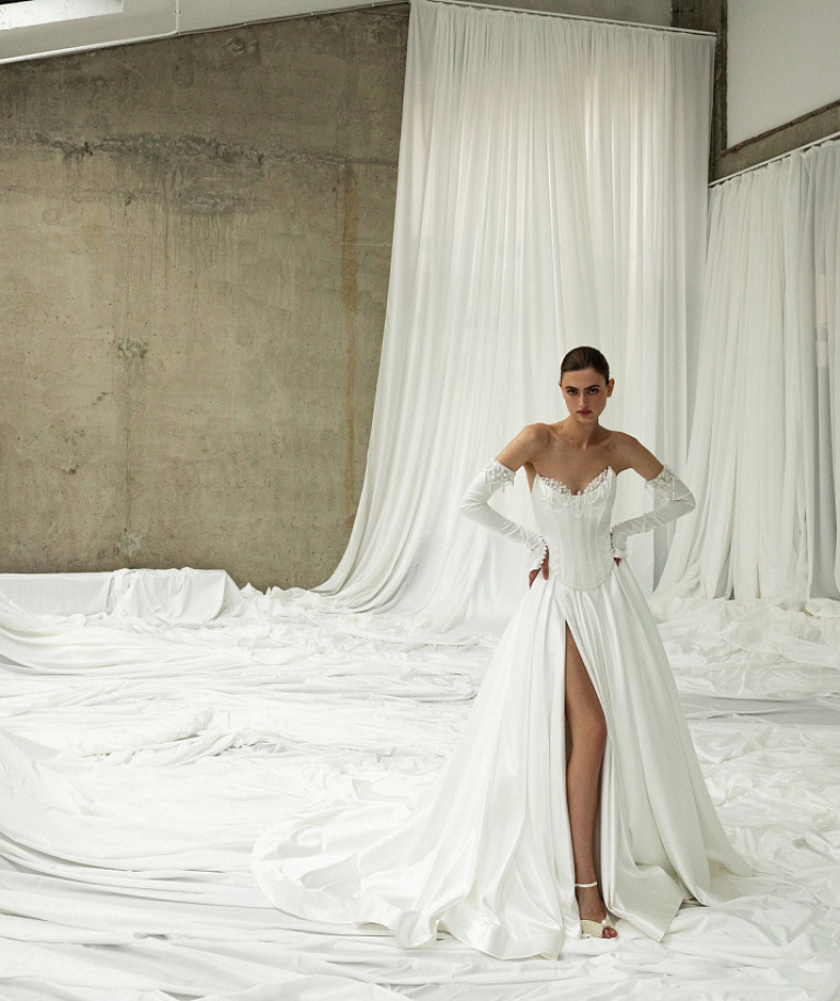 Роскошный свадебный комплект с корсетом и атласной юбкой