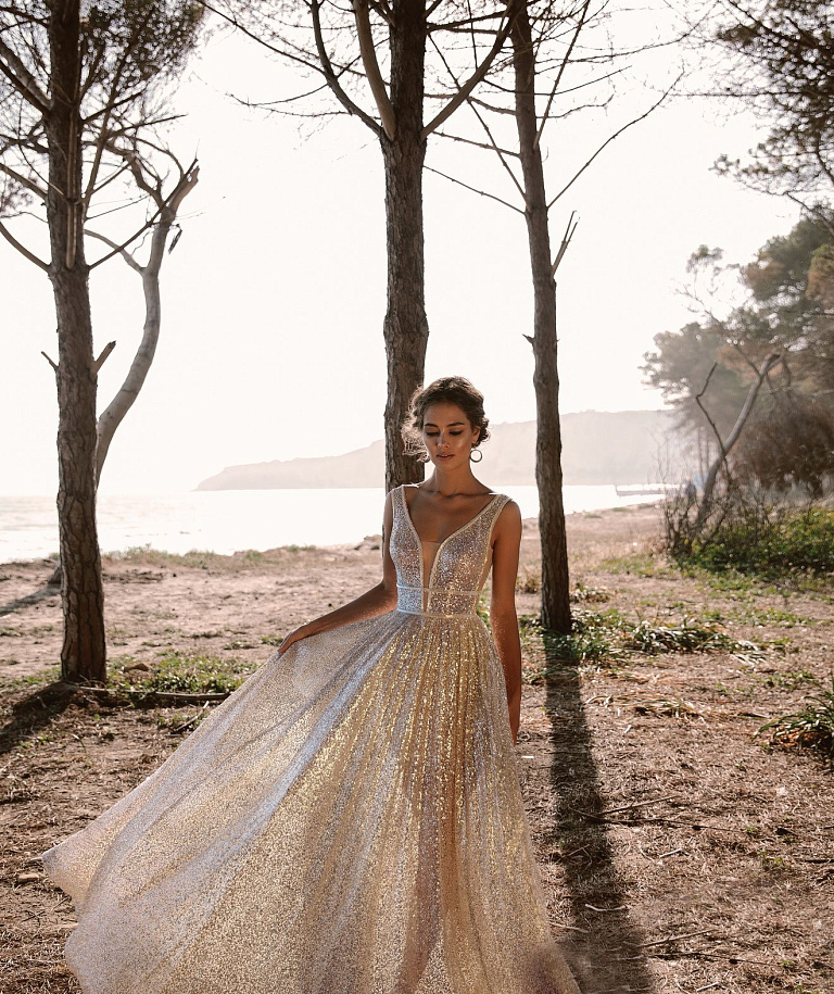 Блестящее золотое свадебное платье