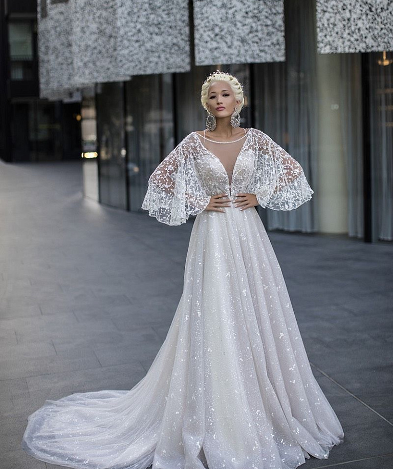 Мерцающее свадебное платье с объемными рукавами