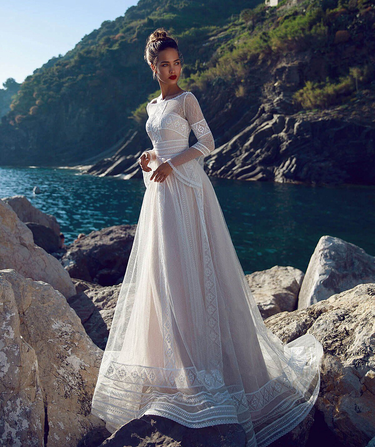 Свадебное платье в рустикальном стиле с рукавами