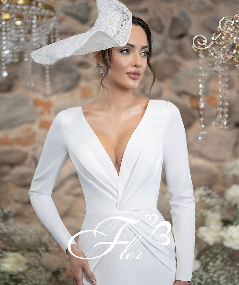 Лаконичное свадебное платье с руквами и V-вырезом