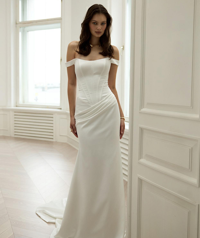 Атласное свадебное платье рыбка со съемным шлейфом