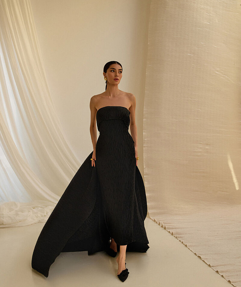 Черное вечернее платье из плиссе