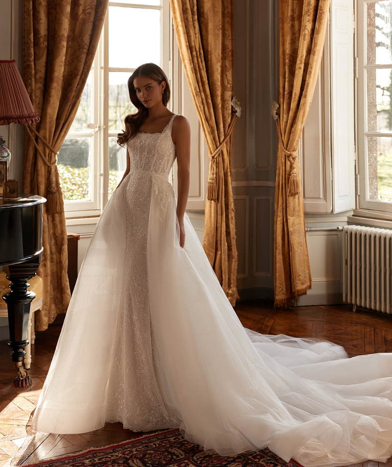 Роскошная русалка с квадратным вырезом и пышным слейфом