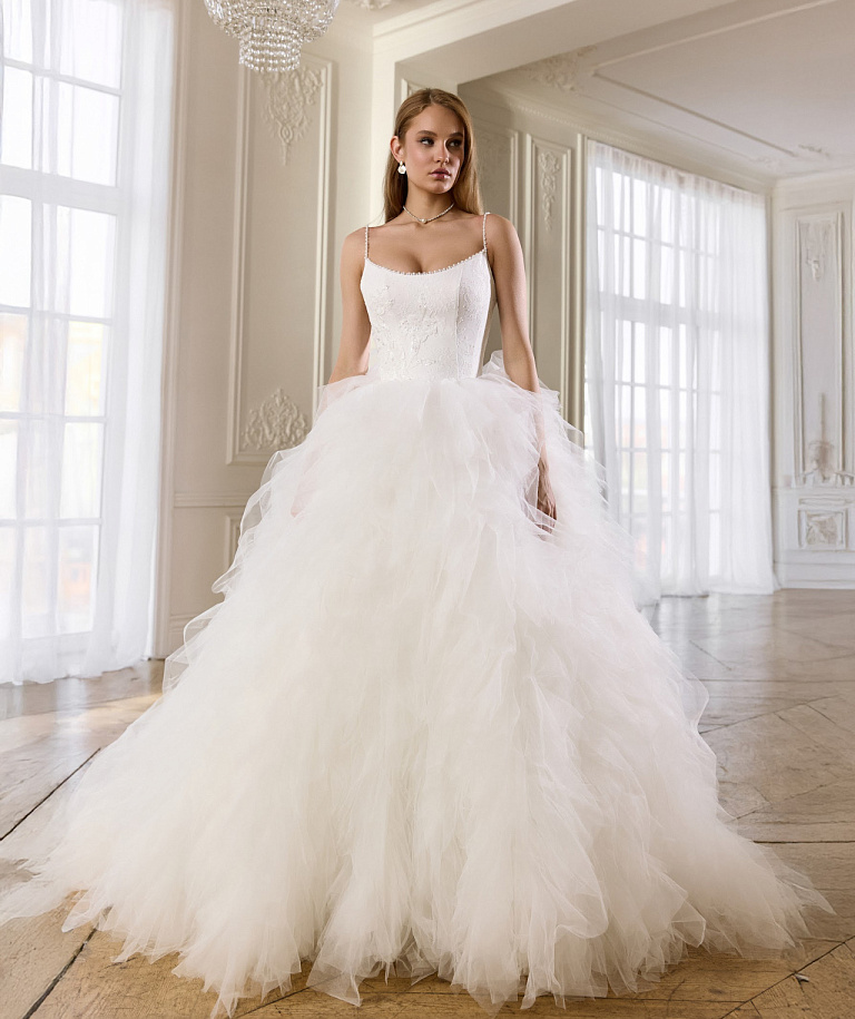 Свадебное платье с многоярусной юбкой