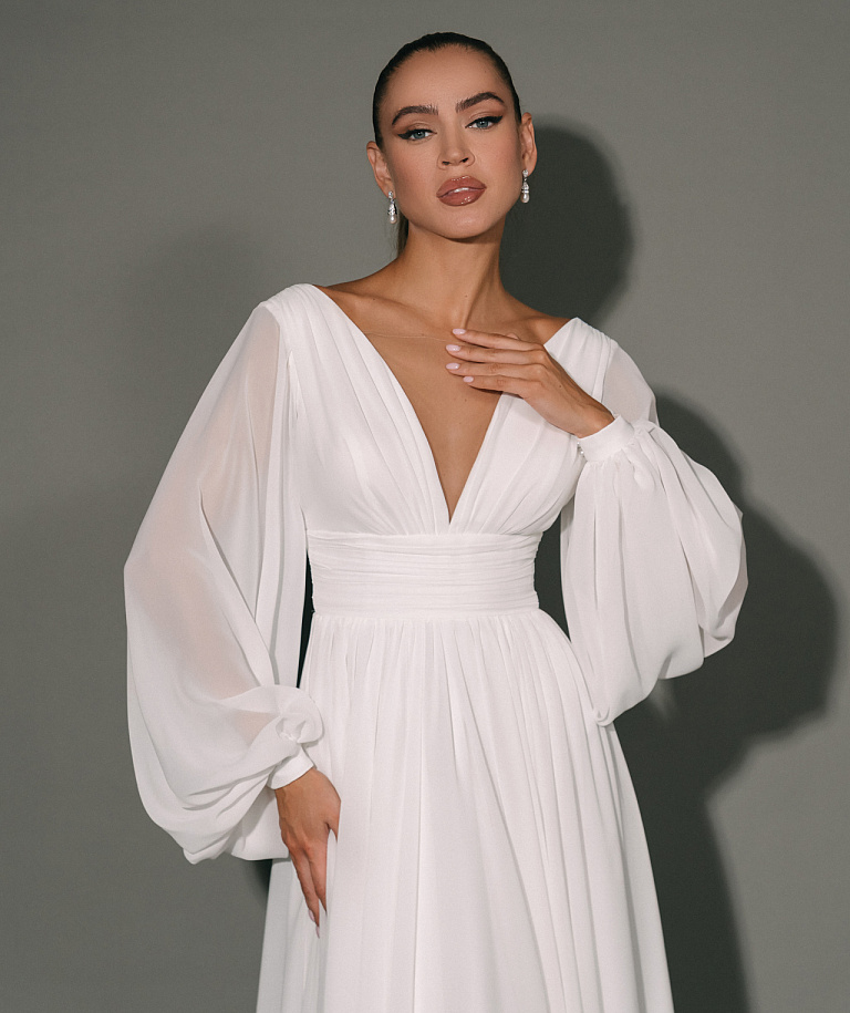 Шифоновое свадебное платье с декольте и рукавами