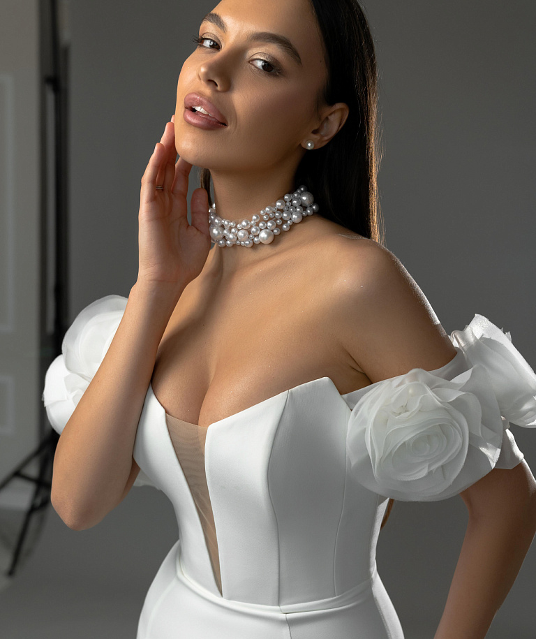 Утонченное платье со съемной цветочной перелиной