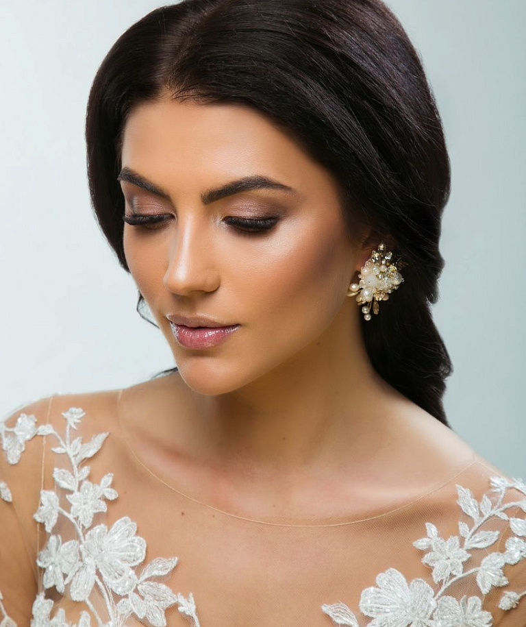 Нежные свадебные серьги с золотым оттенком