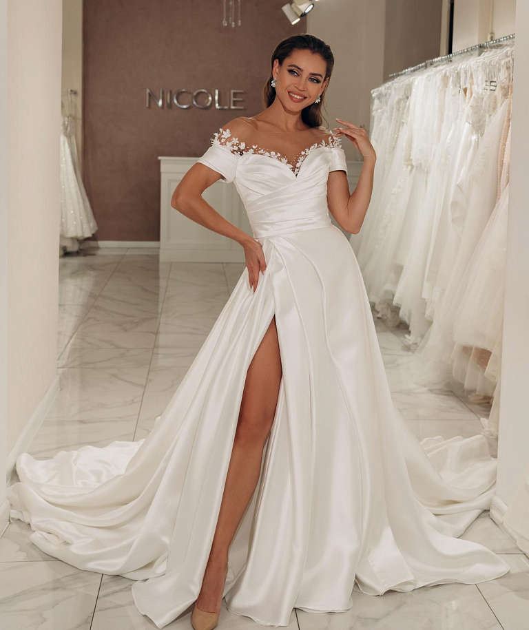 Атласное свадебное платье с длинным шлейфом и декором по лифу