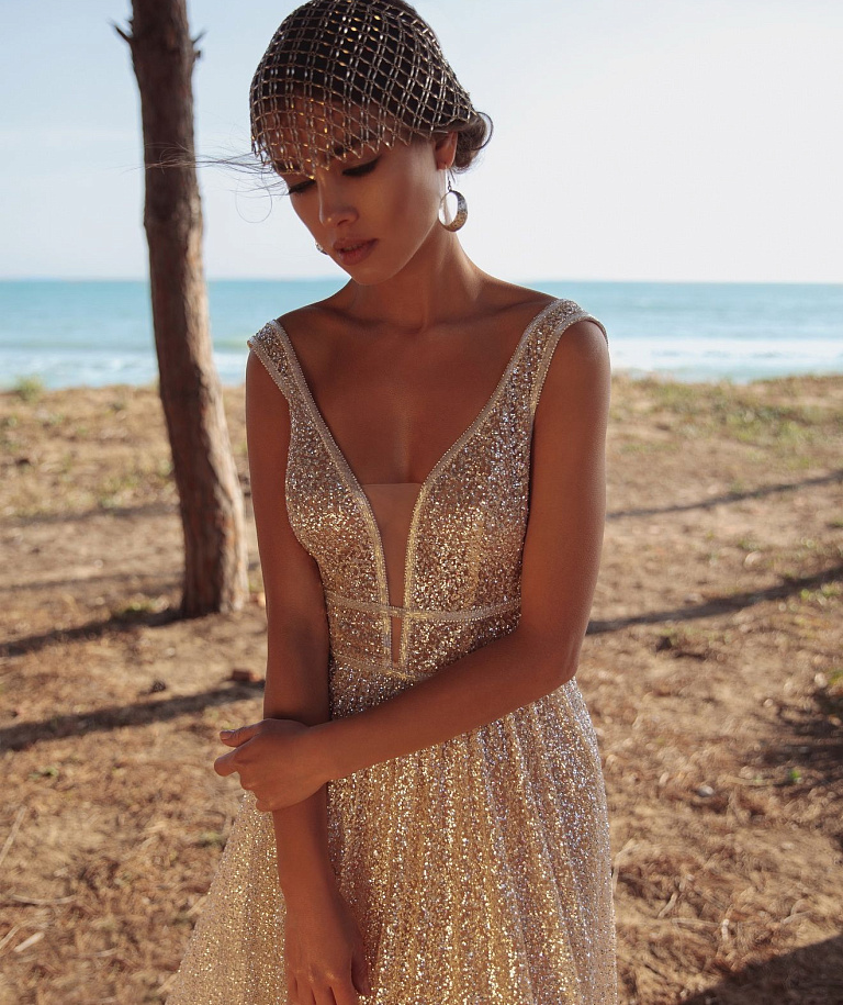 Блестящее золотое свадебное платье