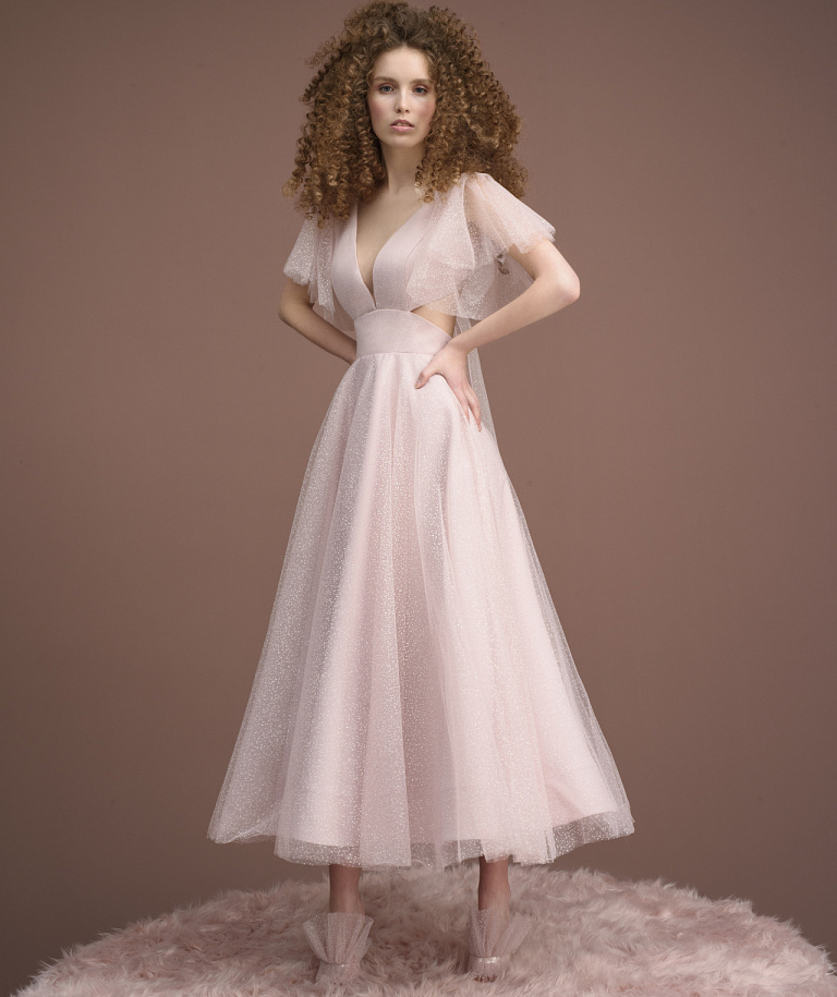 Вечернее свадебное платье миди с крылышками на плечах