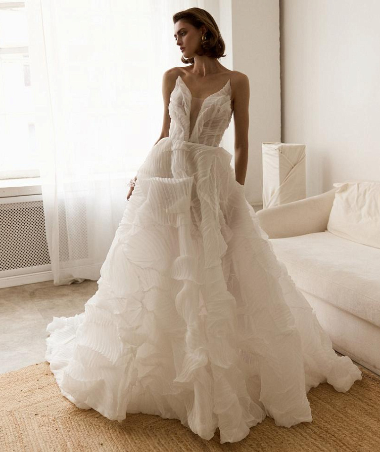 Стильное свадебное платье из дизайнерской ткани