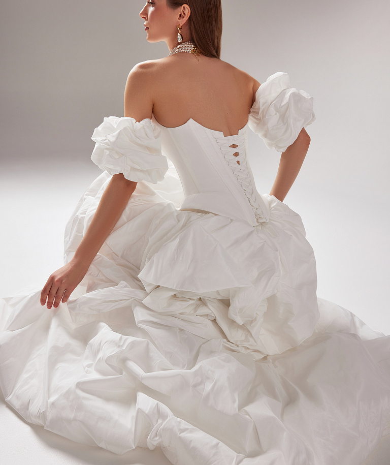 Пышный свадебный комплект из тафты с удлиненной юбкой