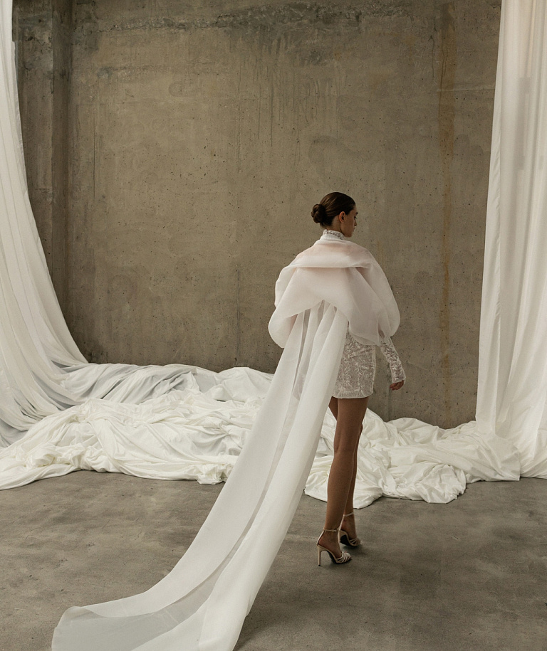 Короткое свадебное платье с чокером