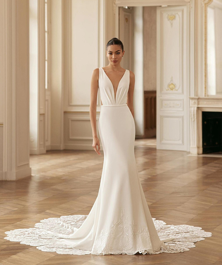 Лаконичное свадебное платье рыбка с кружевным шлейфом