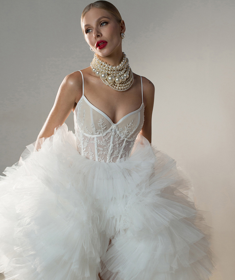 Свадебное платье с многоярусной юбкой и кружевом на корсете