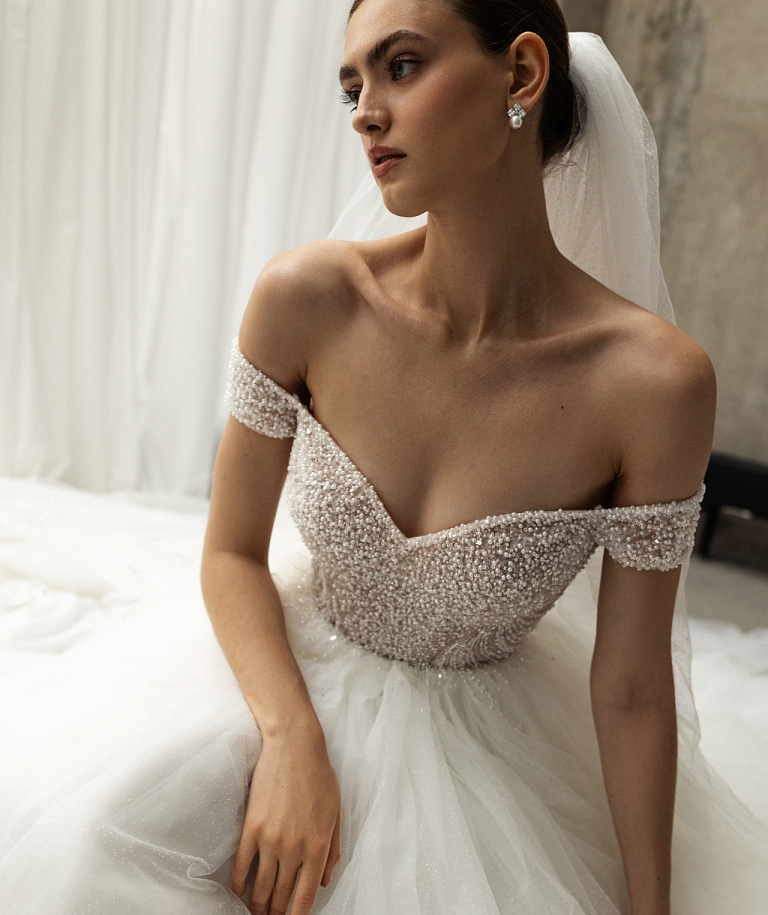 Пышное свадебное платье с открытыми плечами и корсетом